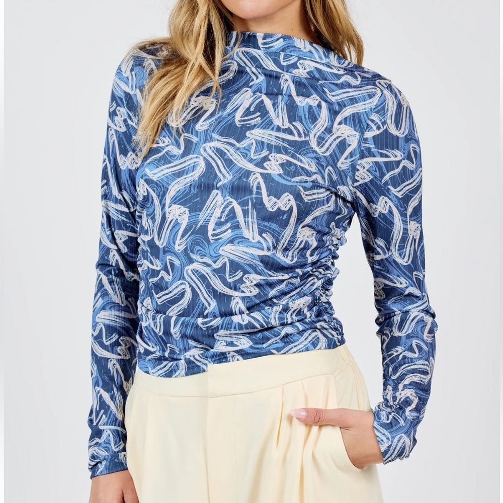 Sadie & Sage Waves Side Rushed Top Sz M Long Sleeve NWT